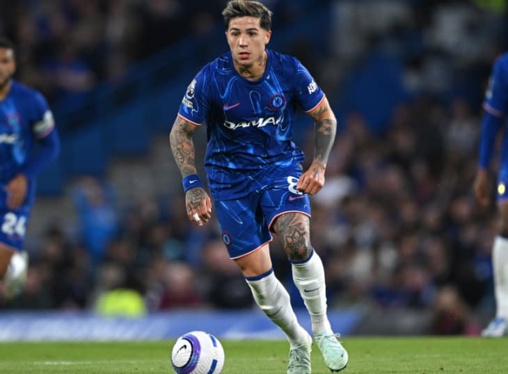 Enzo Fernández em campo pelo Chelsea