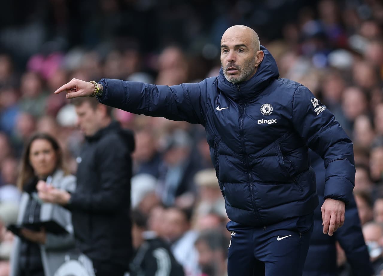 Enzo Maresca, técnico do Chelsea, reage durante a partida da Premier League entre Fulham FC e Chelsea FC em Craven Cottage em 20 de abril de 2025 em Londres, Inglaterra.