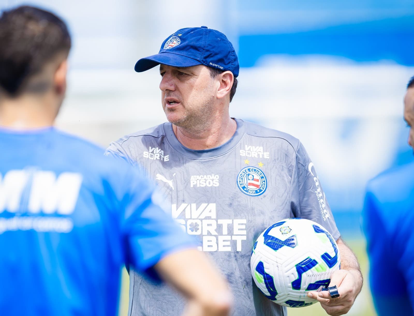 Rogério Ceni dá instrução no último treino do Bahia antes de enfrentar o Flamengo