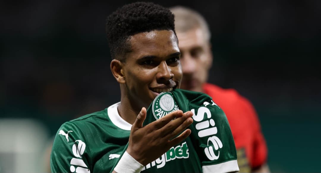 Estêvão comemora gol pelo Palmeiras