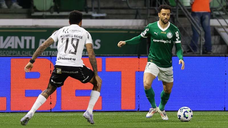 O jogador Felipe Anderson, da SE Palmeiras, disputa bola com o jogador do Ceará SC, durante partida válida terceira fase, da Copa do Brasil, na arena Allianz Parque.