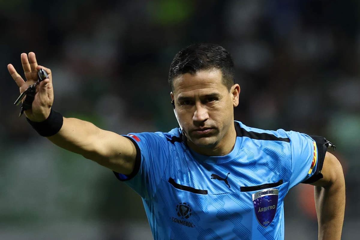 Arbitro Felipe Gonzalez durante partida do Palmeiras