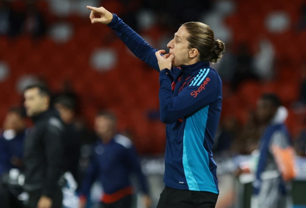 Filipe Luís na beira do campo do Flamengo