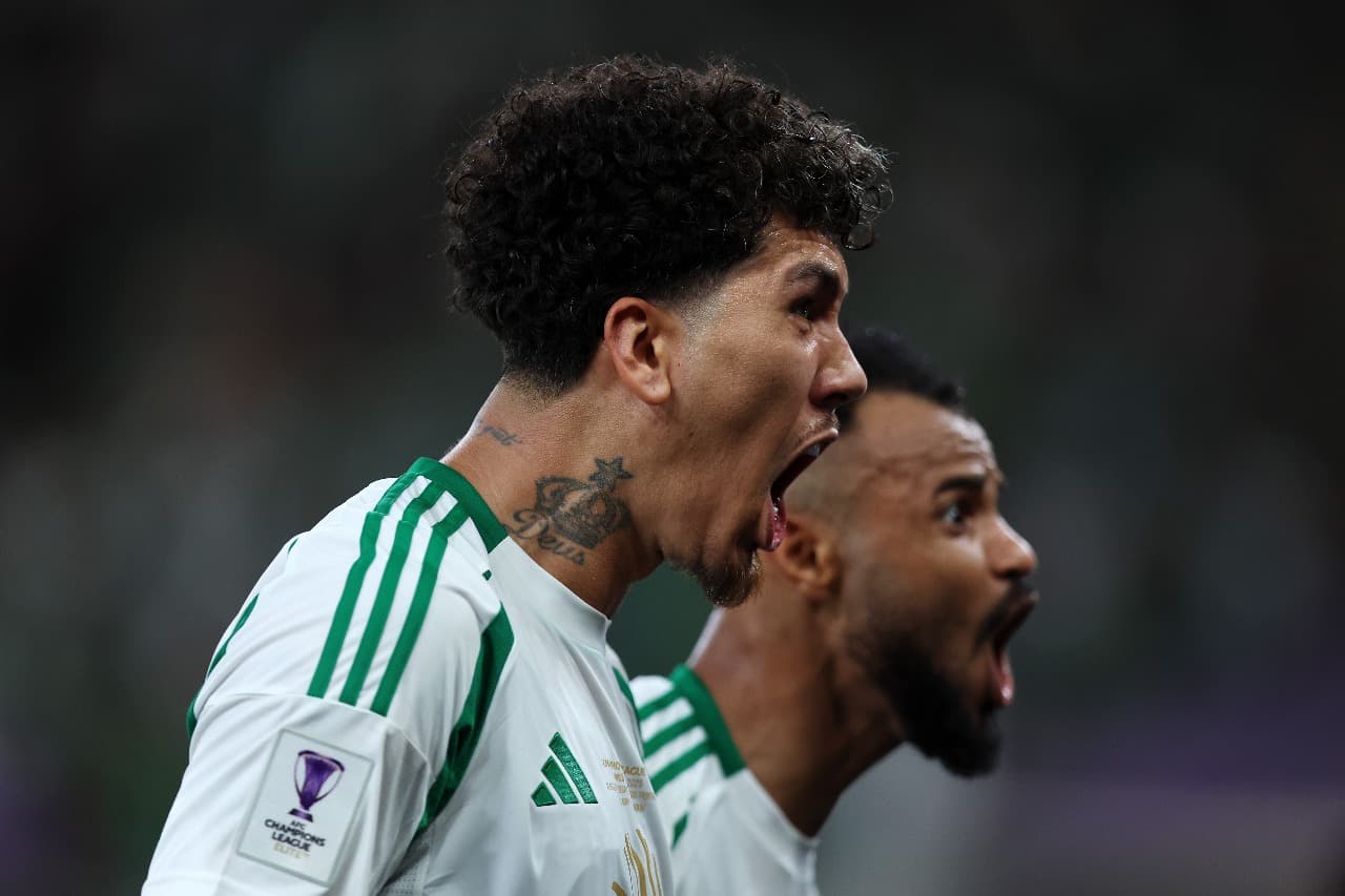 Firmino comemorando gol do Al-Ahli