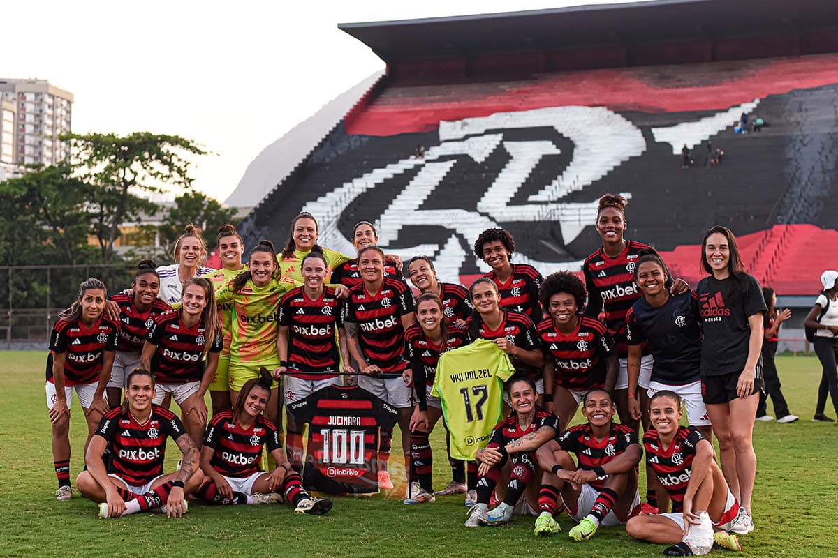 Equipe feminina do Flamengo após vitória sobre o Internacional, na Gávea