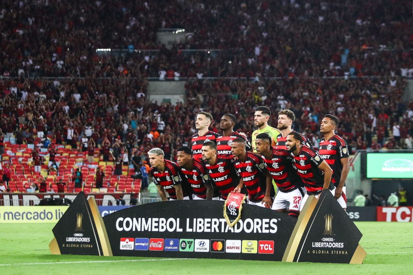 Time do Flamengo perfilado antes de jogo da Libertadores