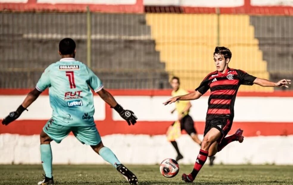 Jogador do Flamengo Sub-17 finaliza contra goleiro do Bangu em Moça Bonita