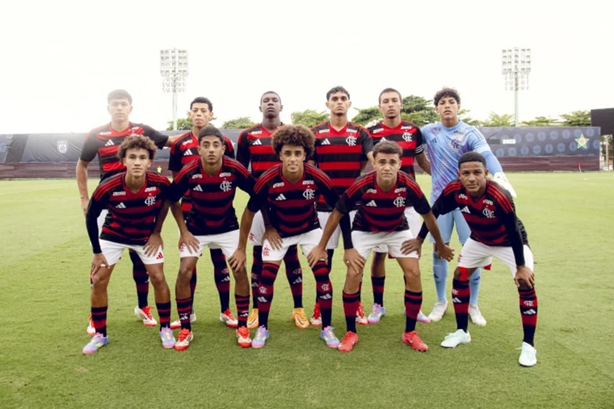 Equipe sub-17 do Flamengo posa para foto na Gávea