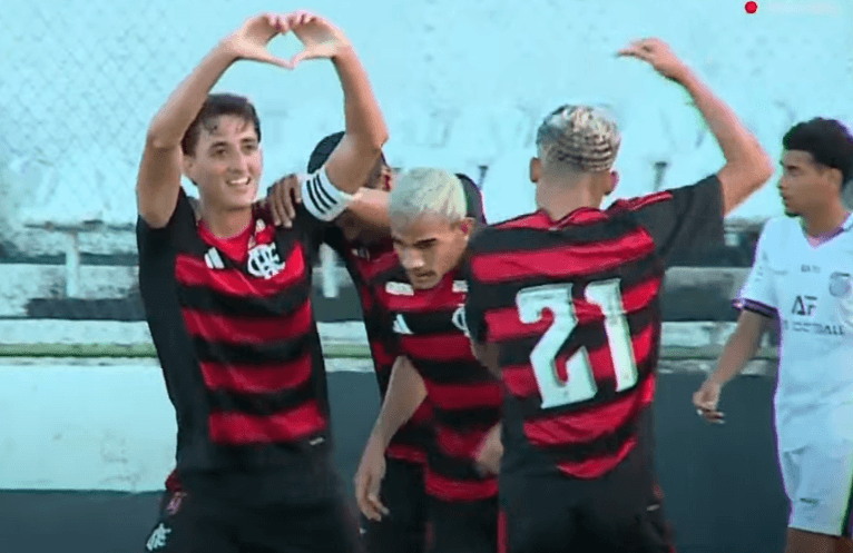 Carbone faz coração para comemorar gol sobre o São Cristóvão