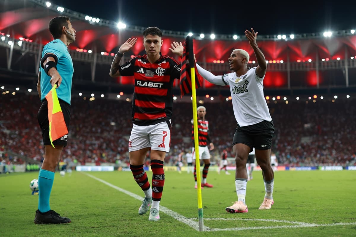 Jogador do Botafogo reclama de marcação do bandeira contra o Flamengo