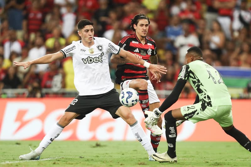 Pedro divide bola com o goleiro  zagueiro do Botafogo