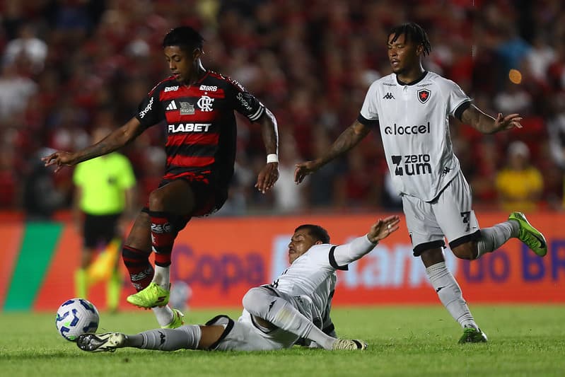 Bruno Henrique passa por dois marcadores, um deitado no chão, durante Flamengo x Botafogo-PB Copa do Brasil