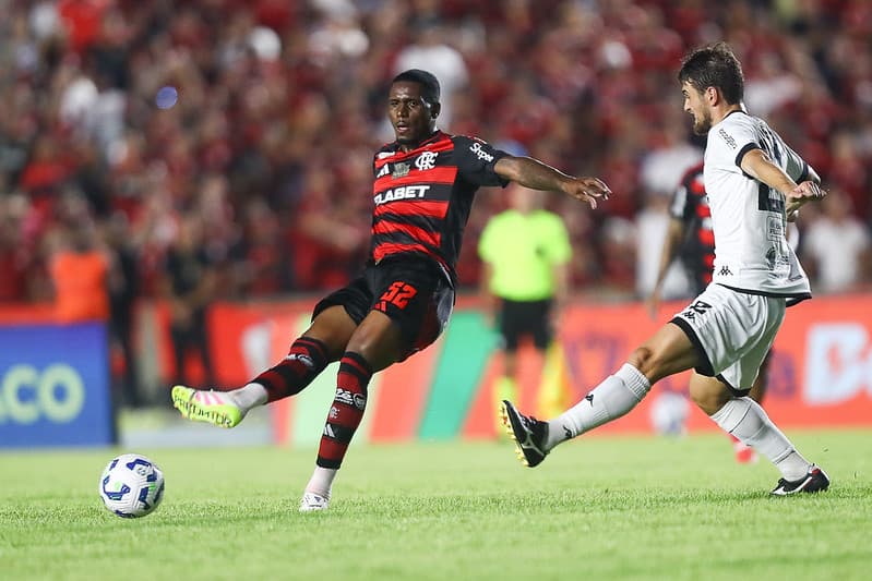Evertton Araújo dá um passe com a perna direita durante Flamengo x Botafogo-PB pela Copa do Brasil
