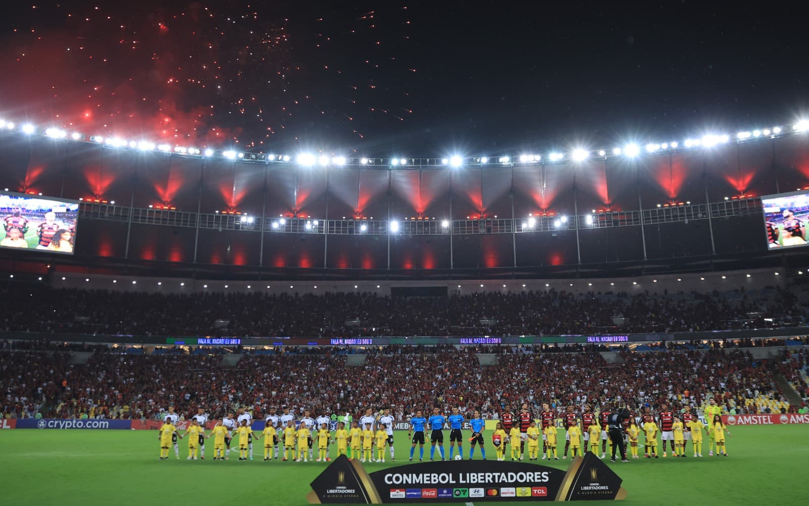 Times de Flamengo e Central Córdoba perfilados antes de jogo da Libertadores