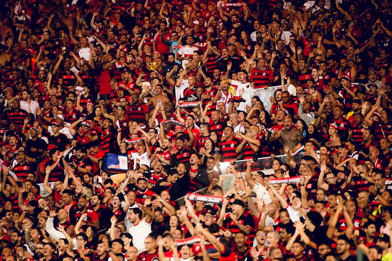 Torcedores do Flamengo no Maracanã para apoiar o time em jogo da Libertadores