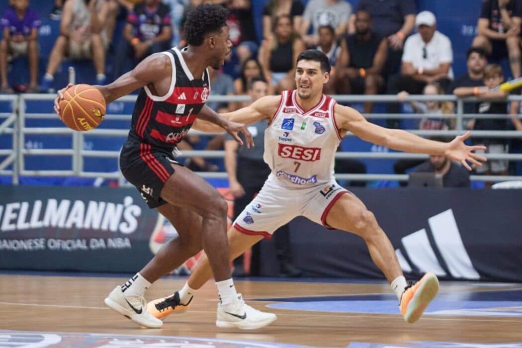 Gui Deodato tenta passe contra jogador de Franca nas semifinais do NBB