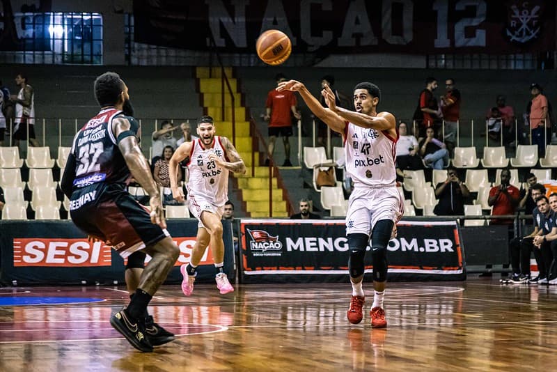 Alexey passa a bola em Flamengo x Franca no Tijuca Tênis Clube