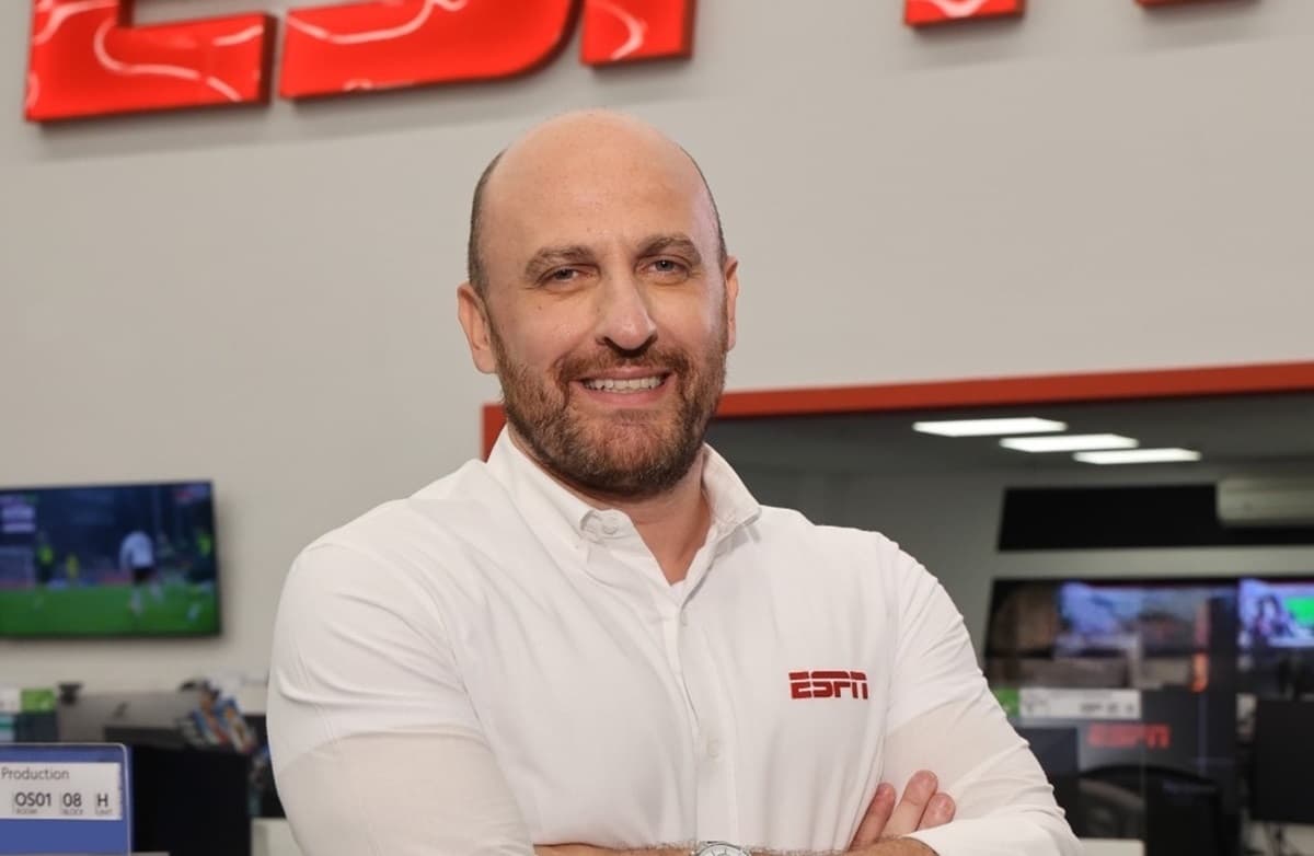 Gustavo Zupak, comentarista da ESPN, em foto nos estúdios da emissora