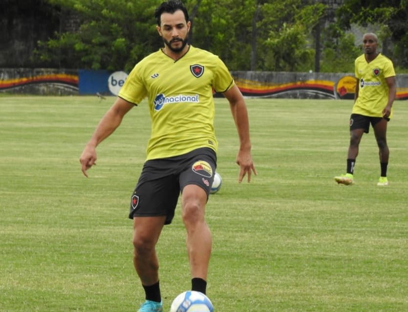 Henrique Dourado durante treino do Botafogo-PB