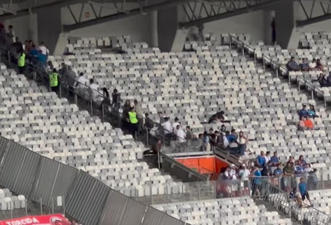 Torcedores do Flamengo infiltrados na torcida do Cruzeiro são retirados do setor mandante