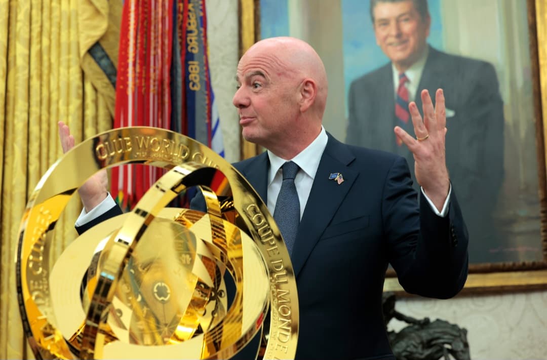 Infantino com taça do Super Mundial da Fifa