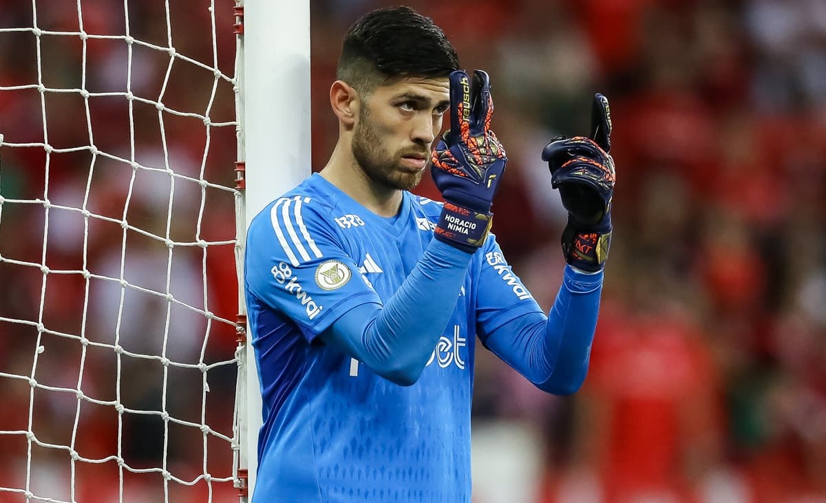 Rossi se comunica com companheiros durante jogo contra o Internacional