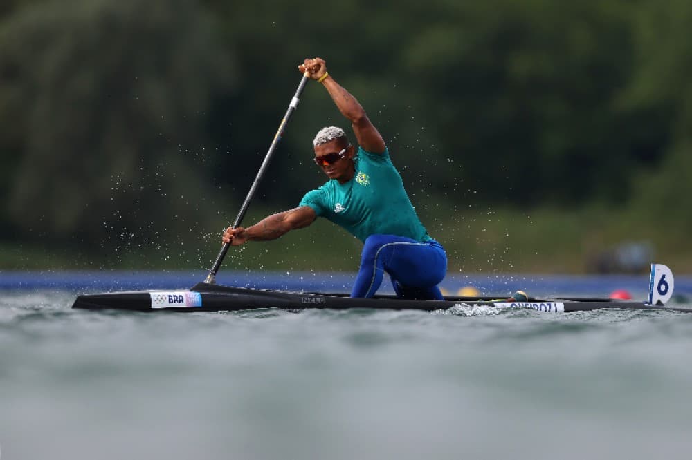 Isaquias Queiroz, da Seleção Brasileira, compete durante a semifinal da Canoagem Velocidade Masculina Individual 1000m no décimo quarto dia dos Jogos Olímpicos Paris 2024, no Estádio Náutico Vaires-Sur-Marne, em 9 de agosto de 2024, em Paris, França.