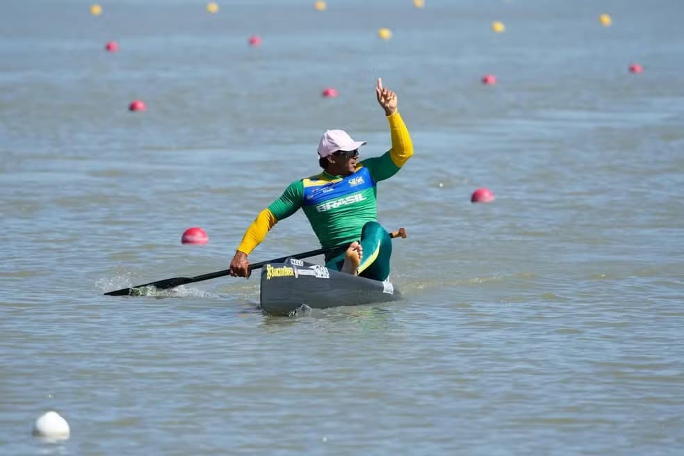 Isaquias Queiroz celebra a vitória