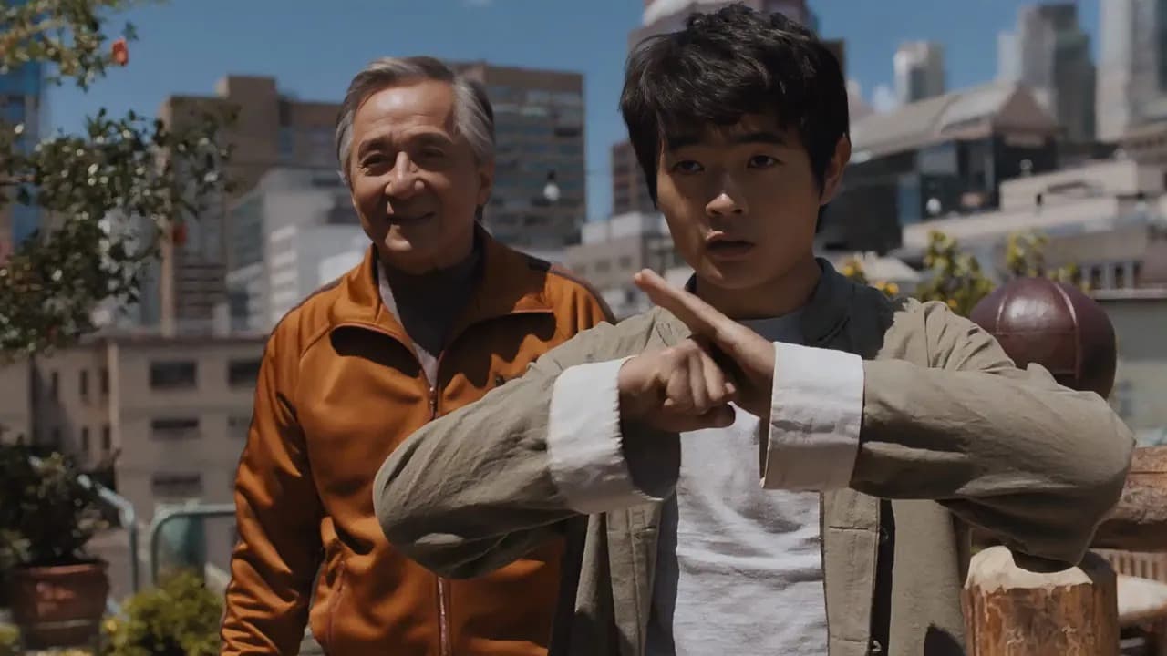 Jackie Chan e Ben Wang em 'Karate Kid: Lendas'    Leia mais em: https://veja.abril.com.br/coluna/em-cartaz/jackie-chan-no-flamengo-ator-declara-apoio-ao-time-carioca-em-video/
