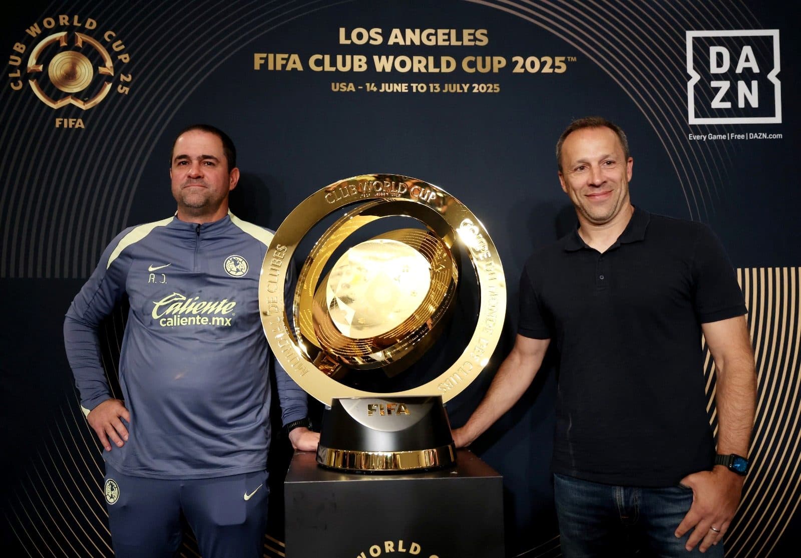 (Da esquerda para a direita) O técnico André Jardine, do Club América, e o técnico Steve Cherundolo, do Los Angeles Football Club, posam com o troféu antes dos playoffs da Copa do Mundo de Clubes da FIFA 2025 no Estádio BMO, em 30 de maio de 2025
