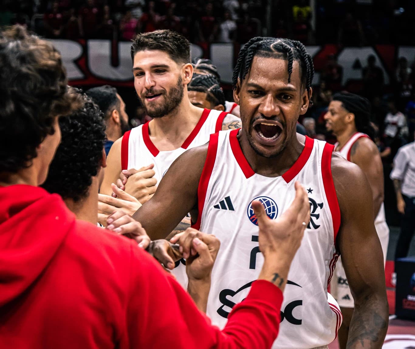 Jhonatan Luz comemora vitória do FlaBasquete