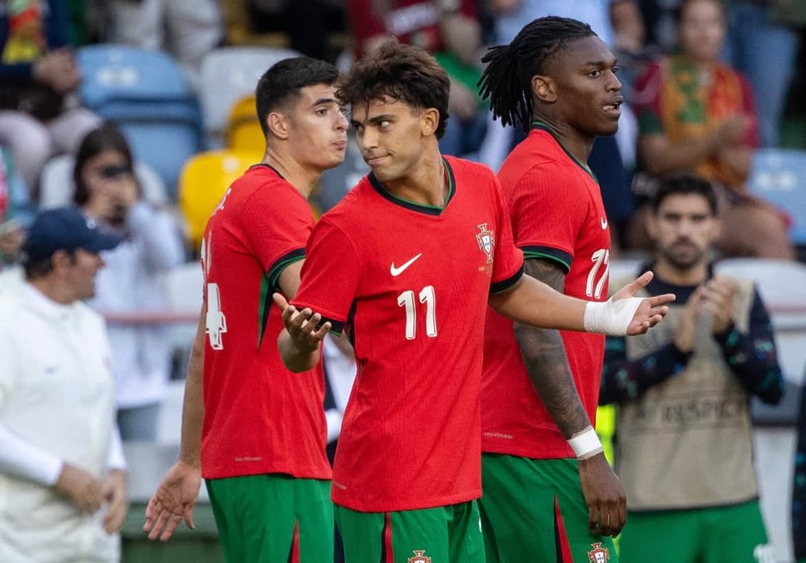 João Félix comemora gol pela seleção de Portugal ao lado de Rafael Leão