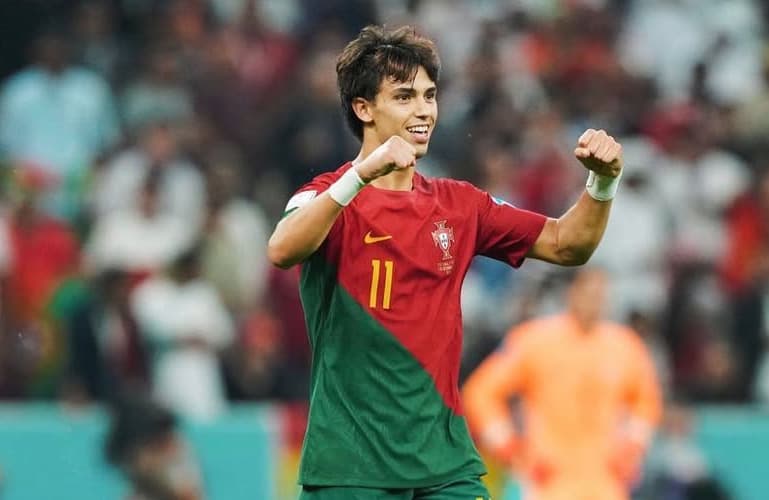João Félix comemora com punhos fechados o gol por Portugal
