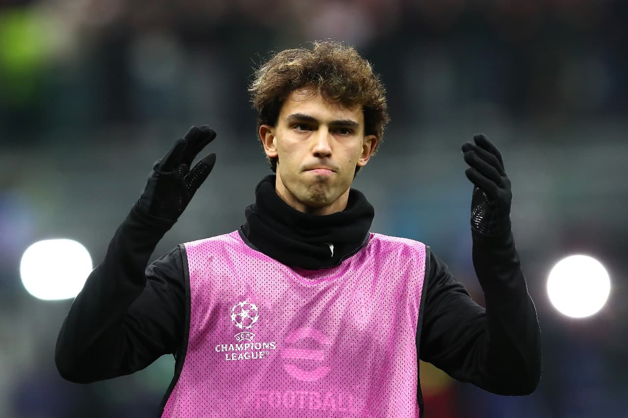 oao Felix, do AC Milan, observa durante o aquecimento antes da partida de volta do play-off das eliminatórias da Liga dos Campeões da UEFA 2024/25 entre AC Milan e Feyenoord em 18 de fevereiro de 2025 em Milão, Itália.