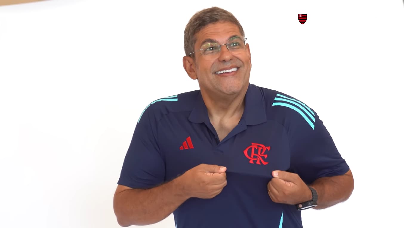 João Guilherme mostra escudo do Flamengo ao ser apresentado como narrador