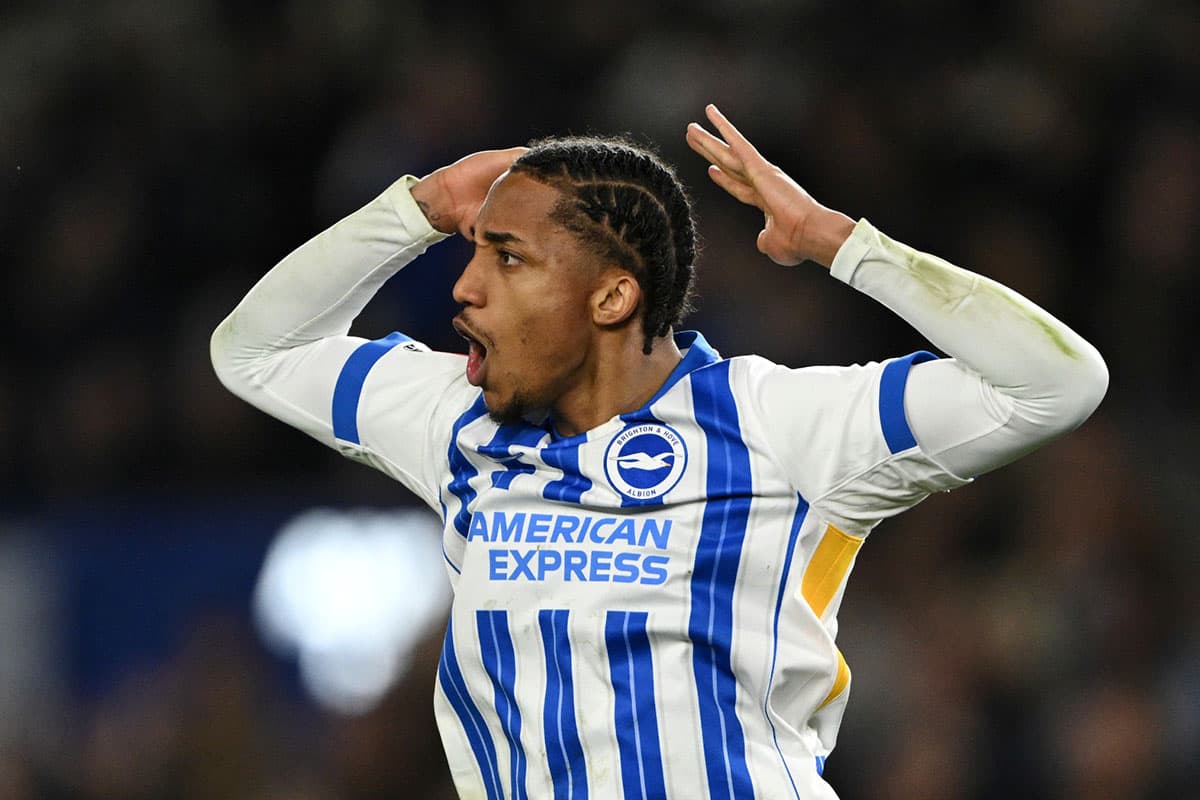 João Pedro, do Brighton & Hove Albion, comemora após marcar o primeiro pênalti na disputa de pênaltis durante a partida das Quartas de Final da Emirates FA Cup entre Brighton & Hove Albion e Nottingham Forest no Amex Stadium em 29 de março de 2025, em Bri