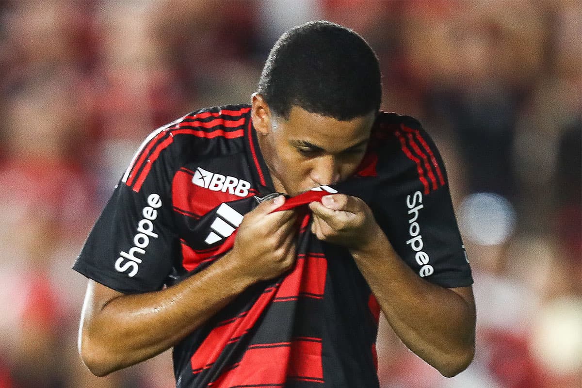 Joshua beijando escudo do Flamengo pós marcar em sua estreia