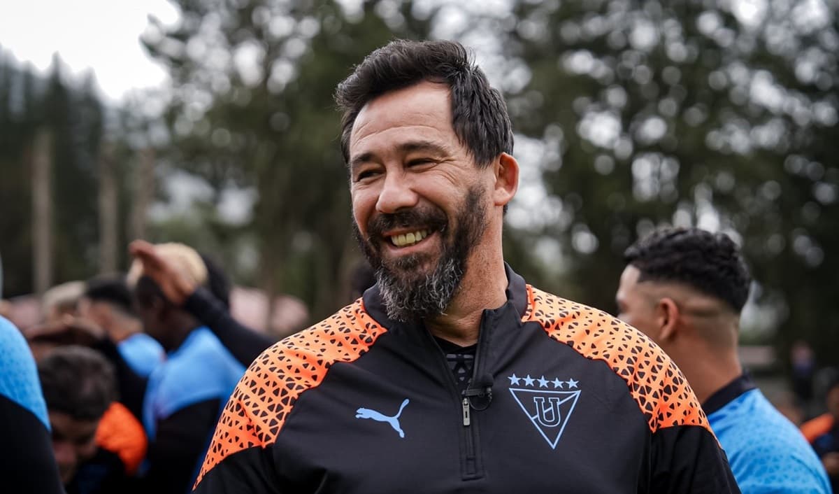 Pablo Sánchez sorri em momento de descontração na LDU