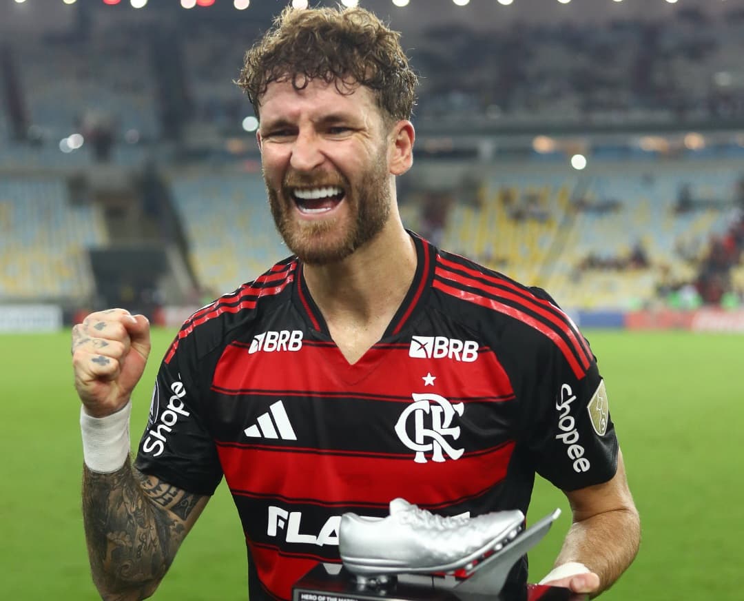 Léo Pereira comemora vitória do Flamengo e prêmio