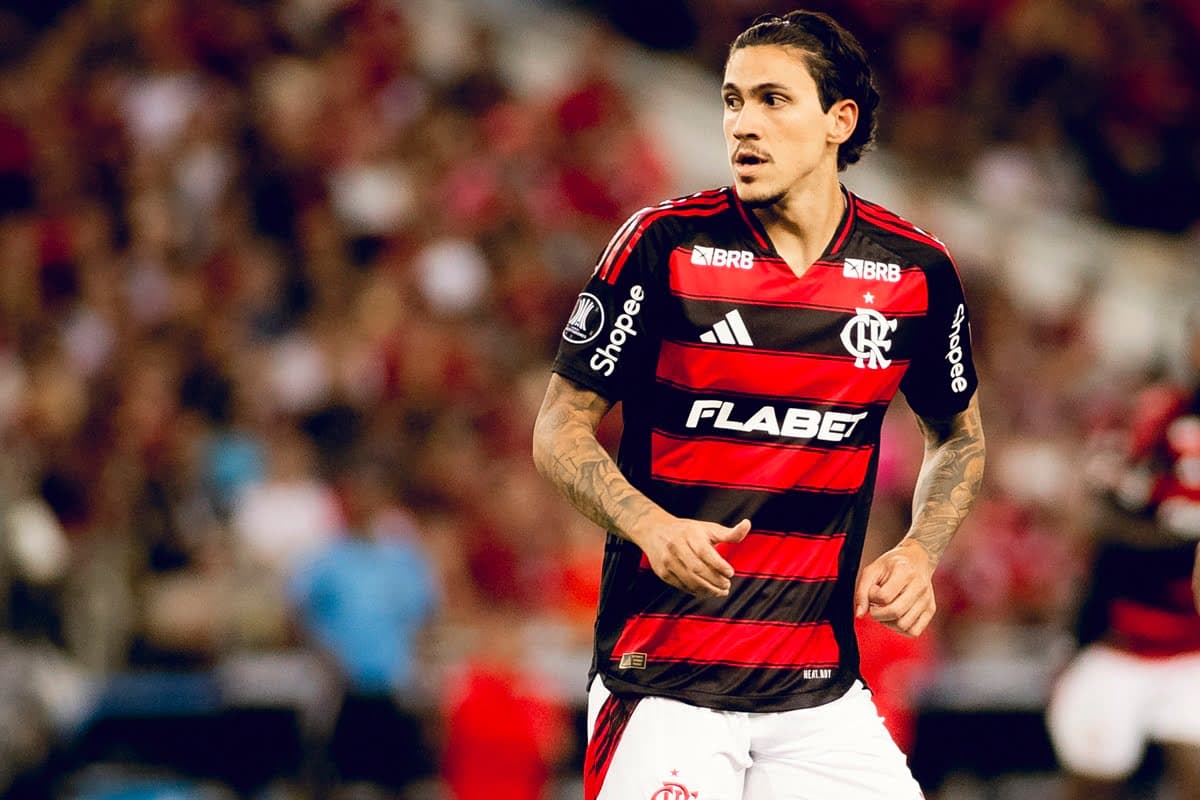 Pedro se movimenta após entrar em campo contra a LDU