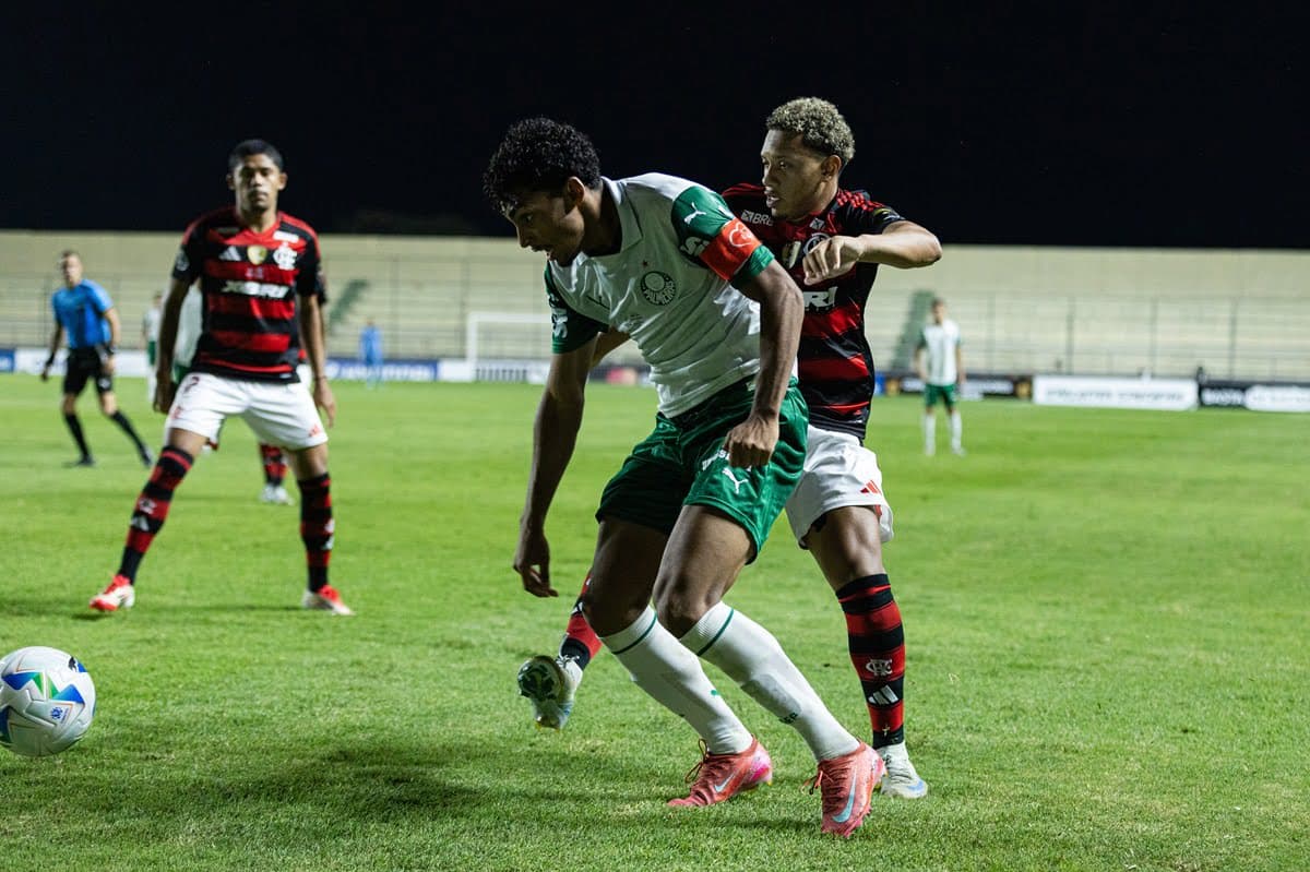Jogadores de Flamengo e Palmeiras disputam a bola em final da Libertadores Sub-20