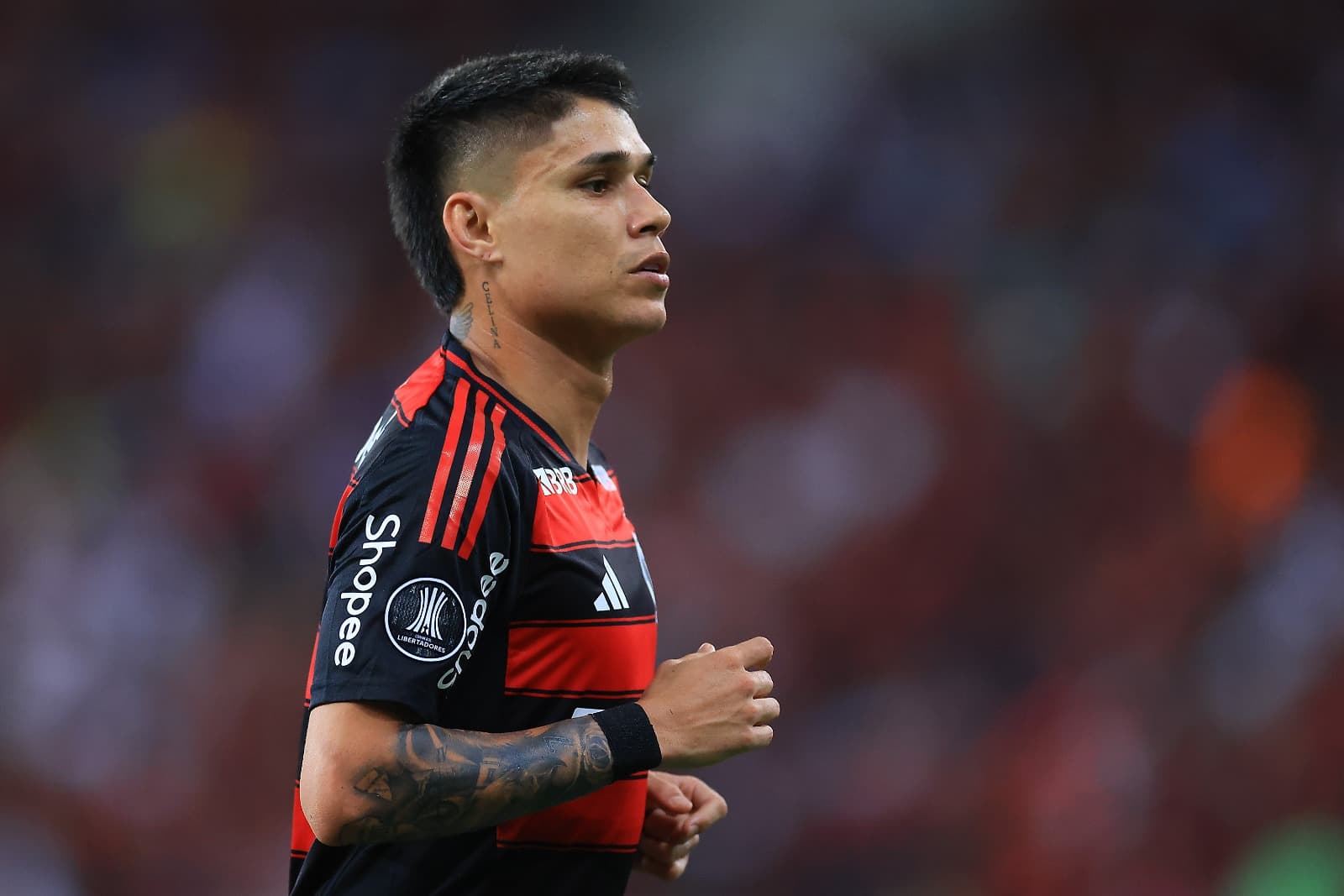 Foto mostra Luiz Araújo correndo para frente em Flamengo x Deportivo Táchira