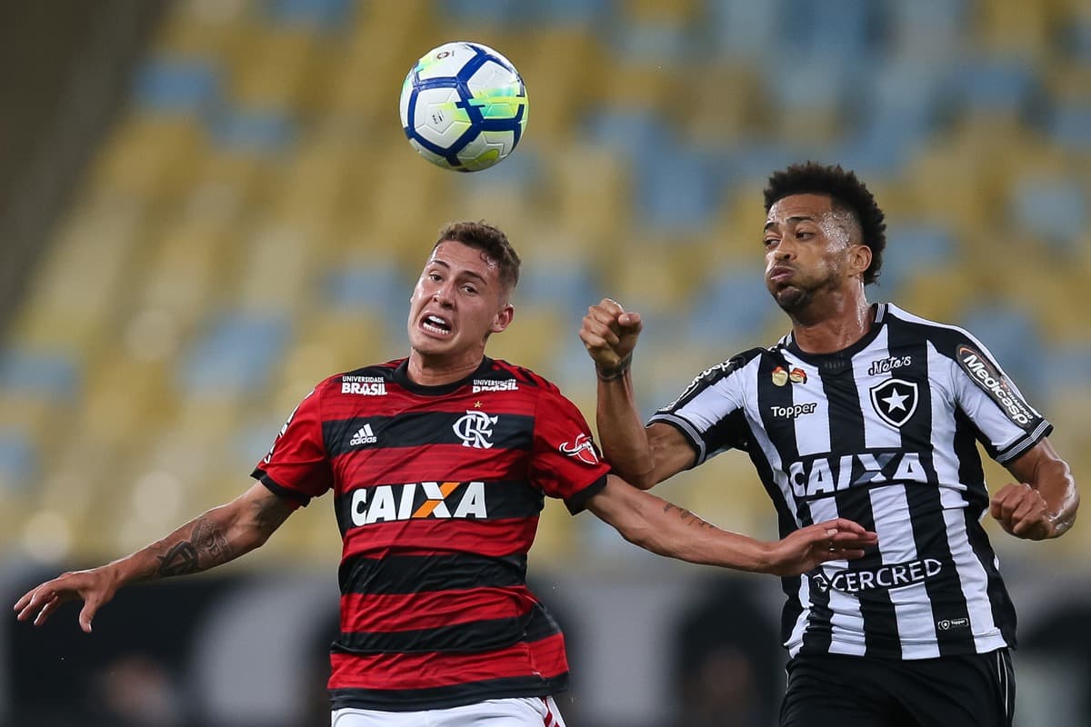 Matheus Sávio disputa bola com marcador no Flamengo x Botafogo
