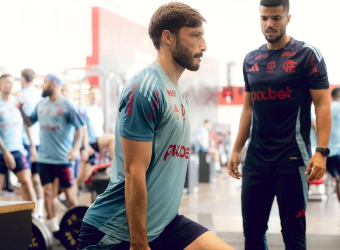 Matías Viña treina na academia do Flamengo