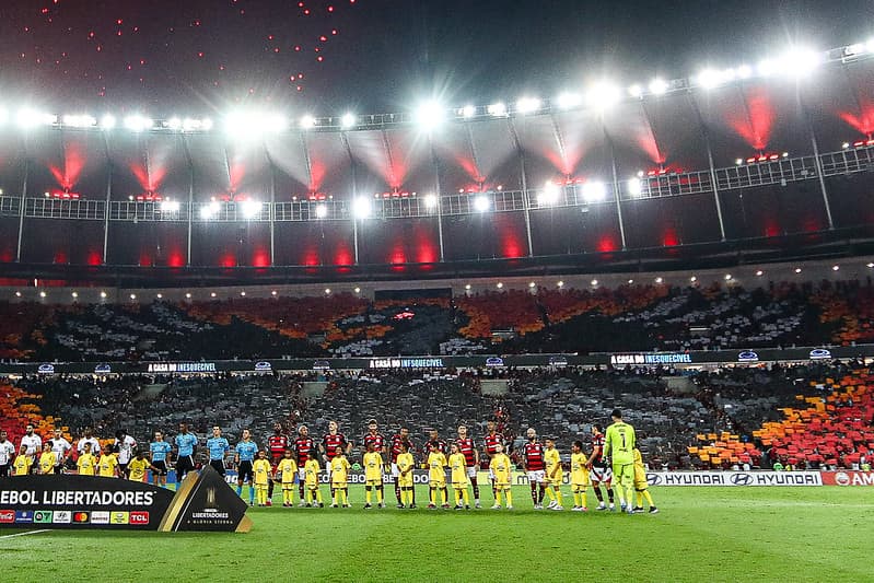 Jogadores perfilado e mosaico ao fundo em Flamengo x  LDU