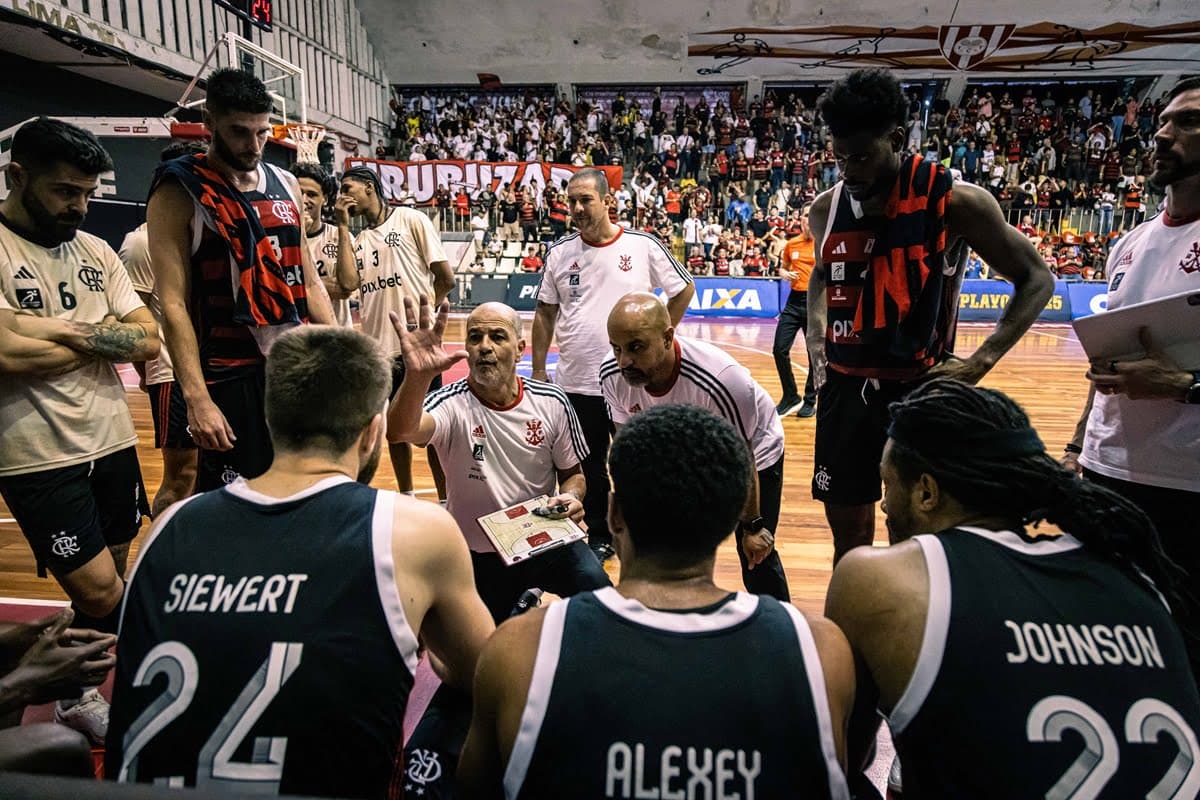 Oveja passa orientações táticas ao elenco do Flamengo durante jogo contra o Franca, no NBB