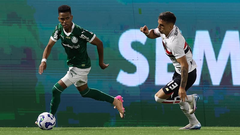 O jogador Estêvão, da SE Palmeiras, disputa bola com o jogador do São Paulo FC, durante partida válida pela oitava rodada, do Campeonato Brasileiro, Série A, na Arena Barueri
