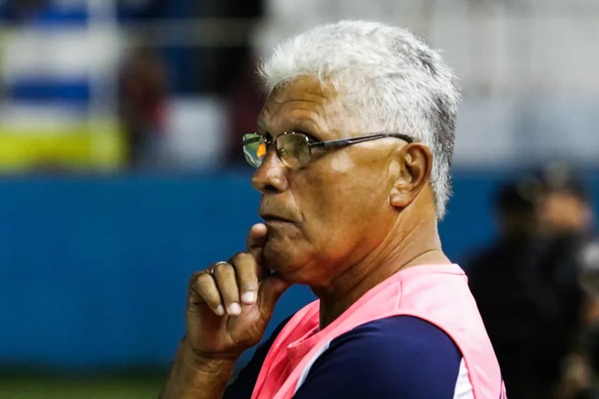 Paulo Henrique observa jogo da área técnica