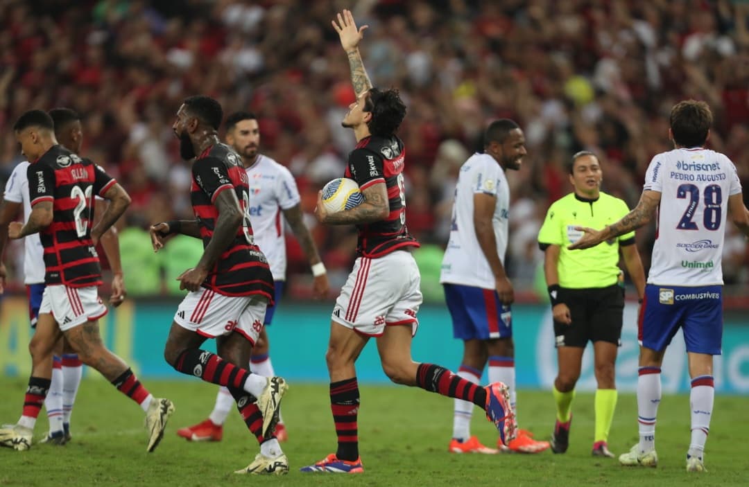 Pedro comemora gol em Flamengo x Fortaleza