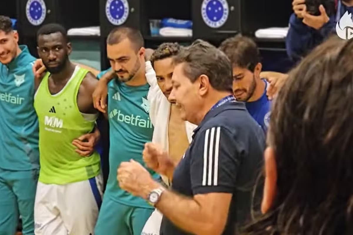 Pedro Lourenço no vestiário do Cruzeiro discursando após vitória sobre o Flamengo